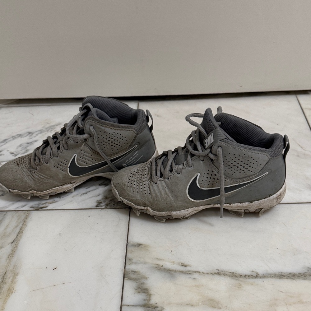 Nike Gray High-Top Sports Cleats